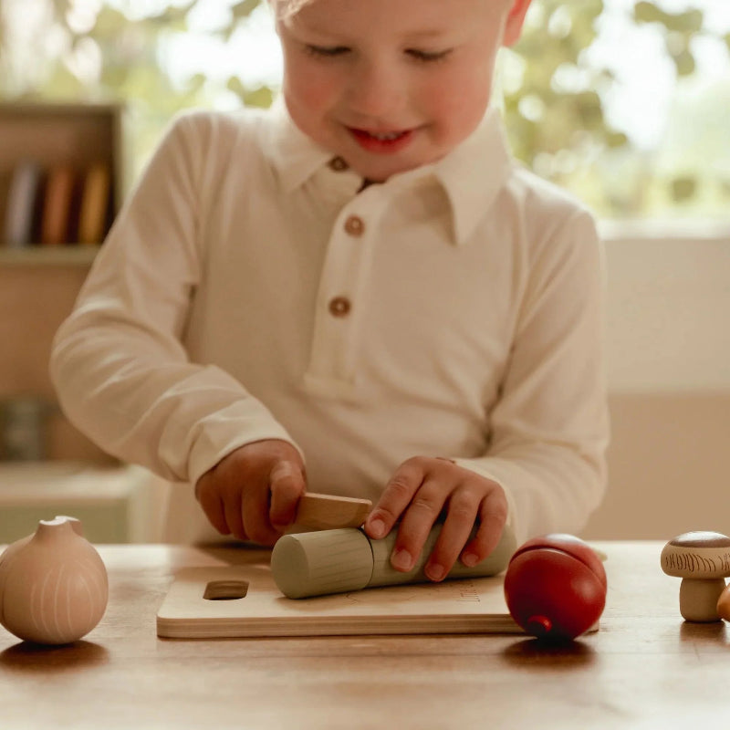 Little Dutch Cutting Vegetables