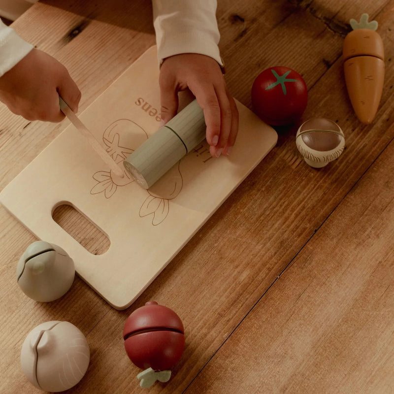 Little Dutch Cutting Vegetables
