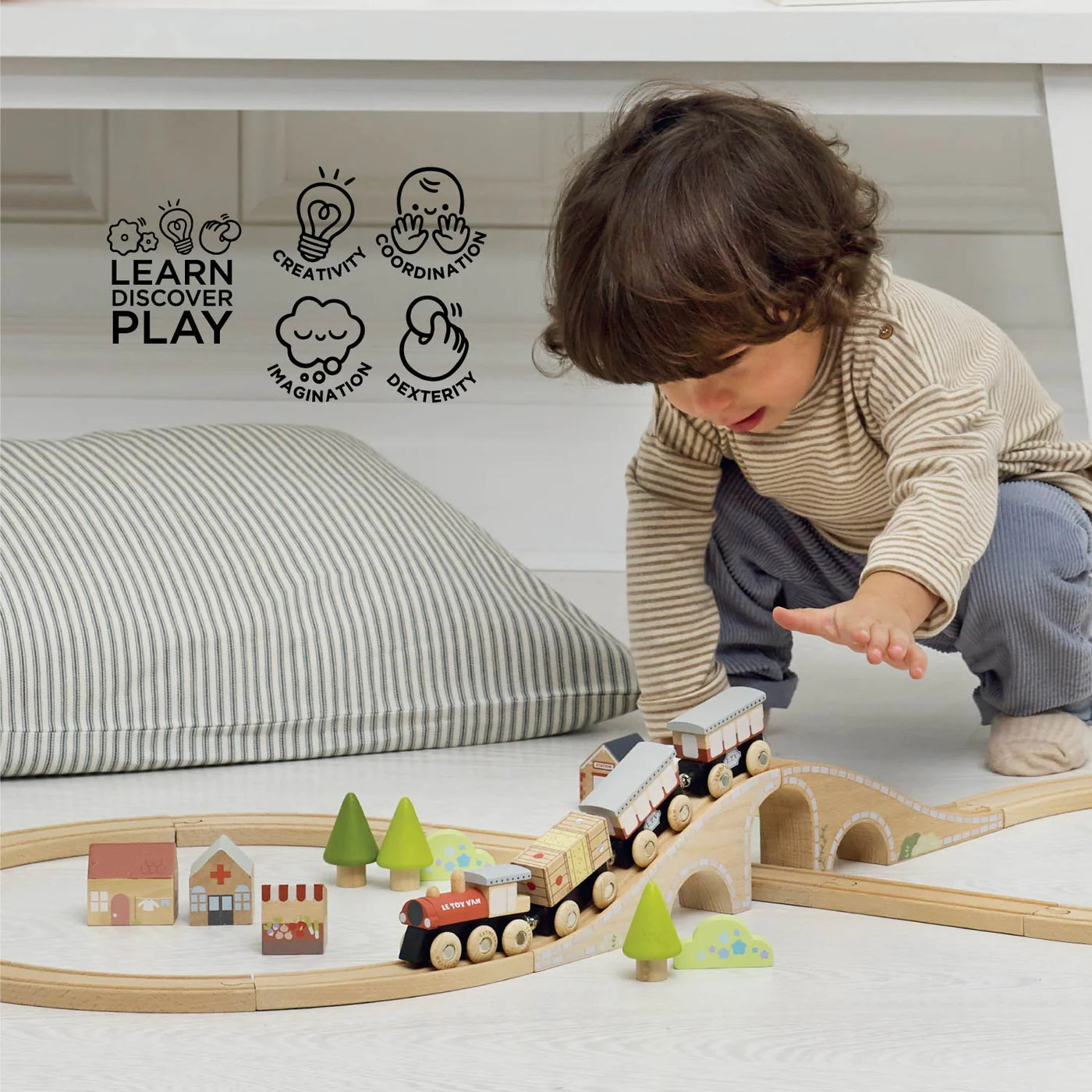 Le Toy Van Figure of 8 Train Set